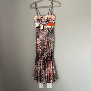 Size 40 and fits like a 2! Wore this a few times and got tons of compliments!💕